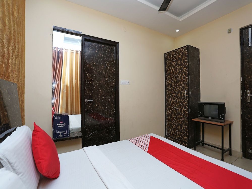 OYO 28440 Mk Hotel And Restaurant Double or Twin Room 9