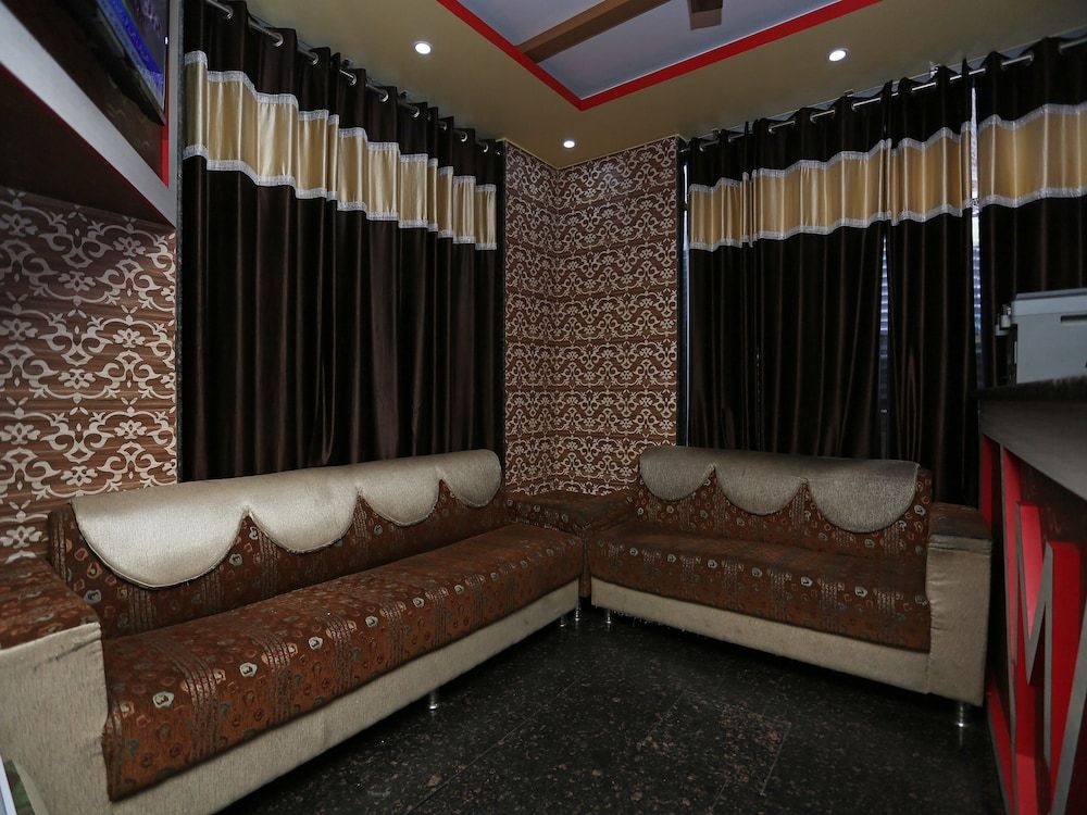 undefined OYO 28440 Mk Hotel And Restaurant 3