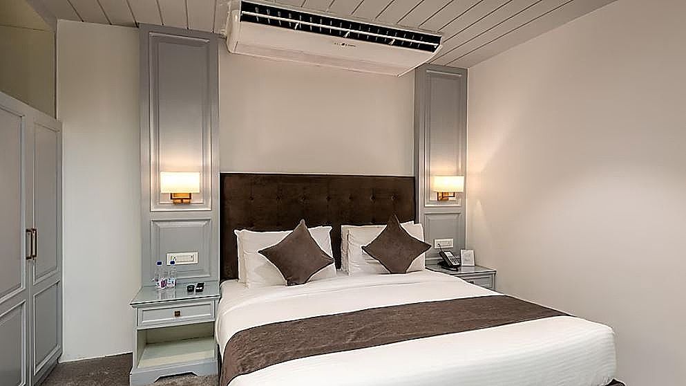 Luxury Suite with Bathtub