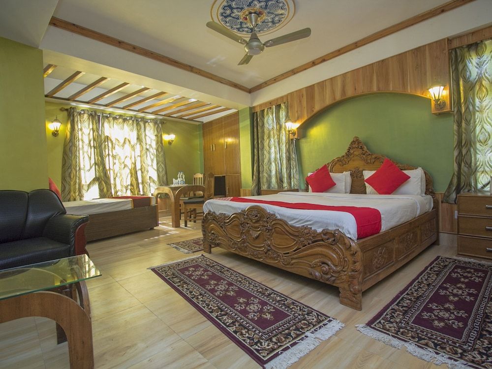 OYO 23409 Lama Dhim Suite, 1 Queen Bed 4