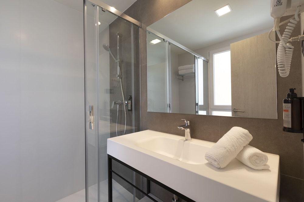 Hotel Porcel Ganivet Double or Twin Room 10