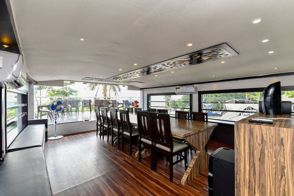 undefined OYO 24725 Houseboat Royal River 4bhk 8