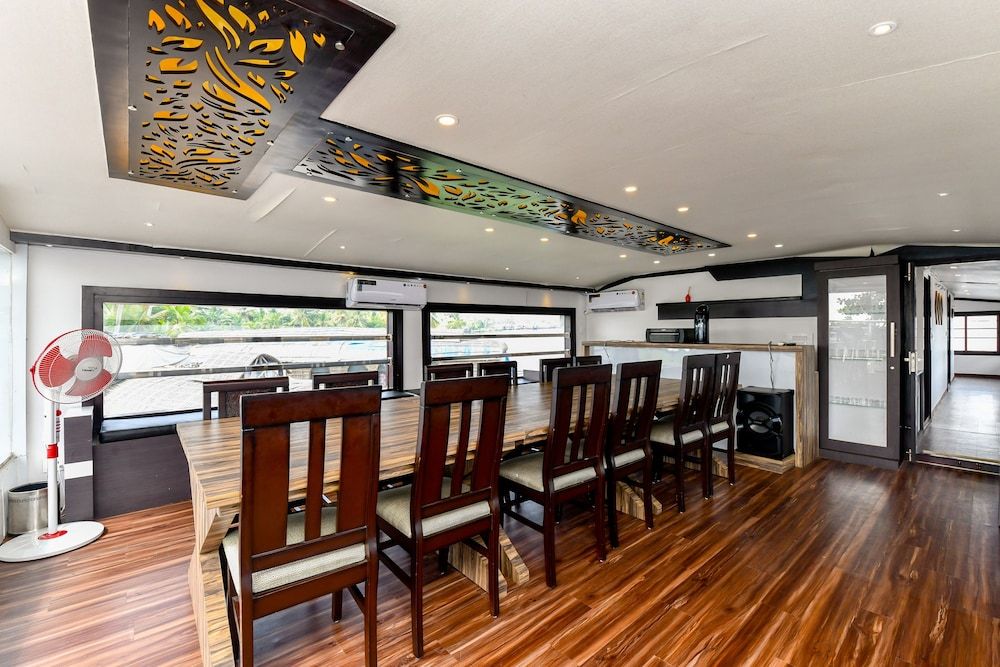 undefined OYO 24725 Houseboat Royal River 4bhk 9