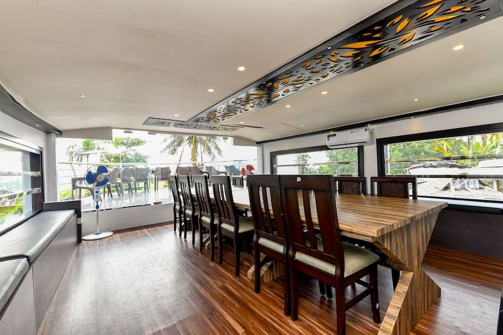 undefined OYO 24725 Houseboat Royal River 4bhk 7