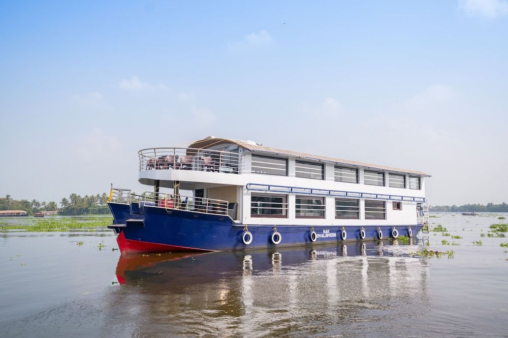 undefined OYO 24725 Houseboat Royal River 4bhk