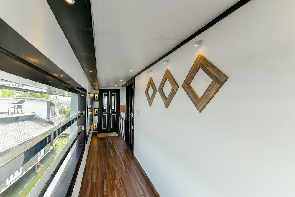 undefined OYO 24725 Houseboat Royal River 4bhk 5