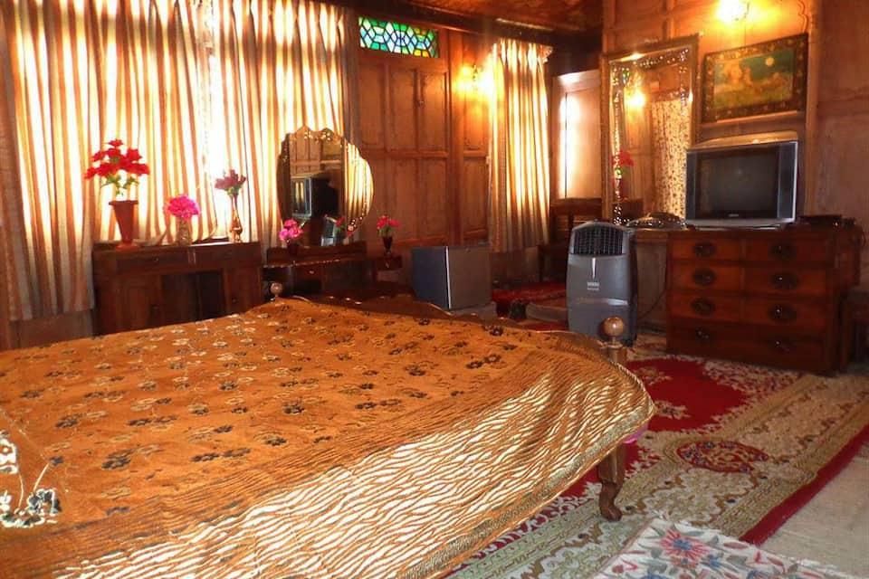 undefined Lake Palace Houseboat 3