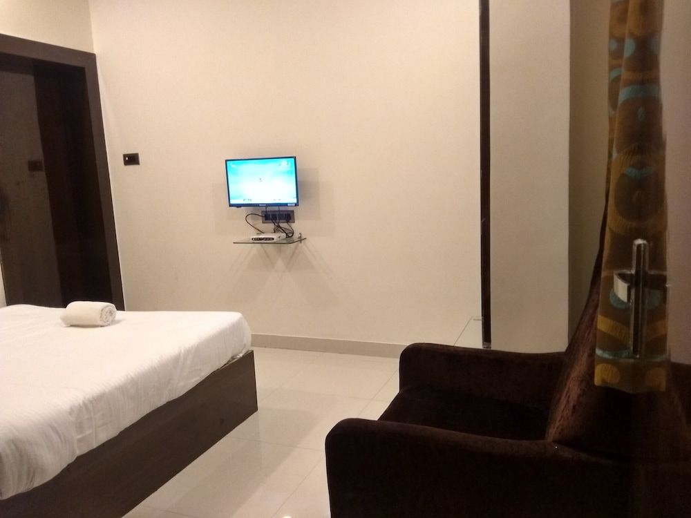 Capital O 75310 The Jk Hotel Deluxe Non AC room 9