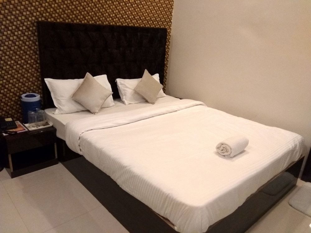 Capital O 75310 The Jk Hotel Deluxe Non AC room 3