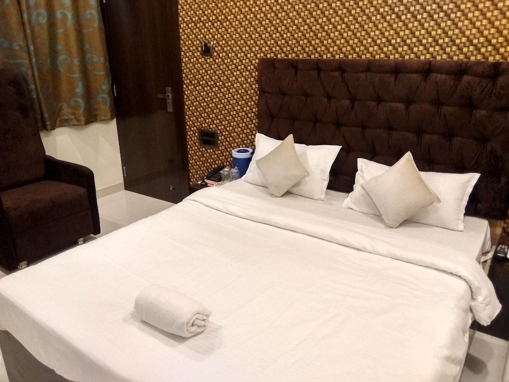 Capital O 75310 The Jk Hotel Deluxe Non AC room