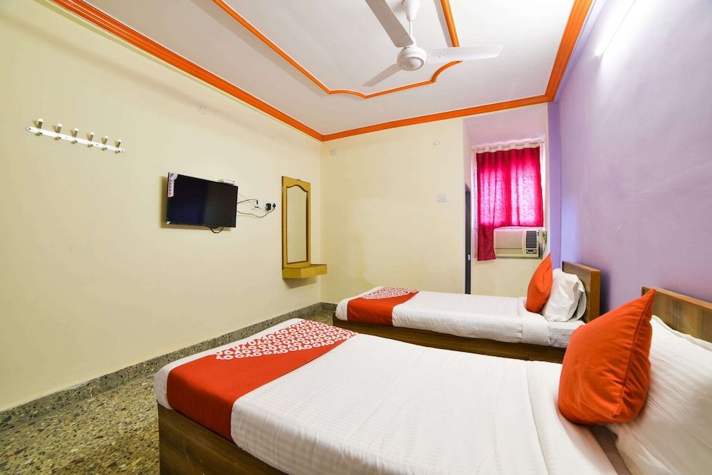 undefined OYO 17316 Radika Residency 5