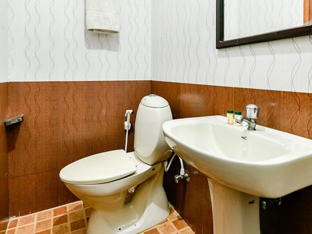 OYO 23103 Houseboat Ganga 5bhk Deluxe Deluxe Double or Twin Room, 1 King Bed 8