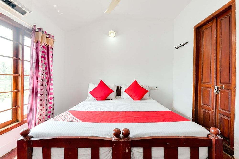 OYO 23103 Houseboat Ganga 5bhk Deluxe Deluxe Double or Twin Room, 1 King Bed 10