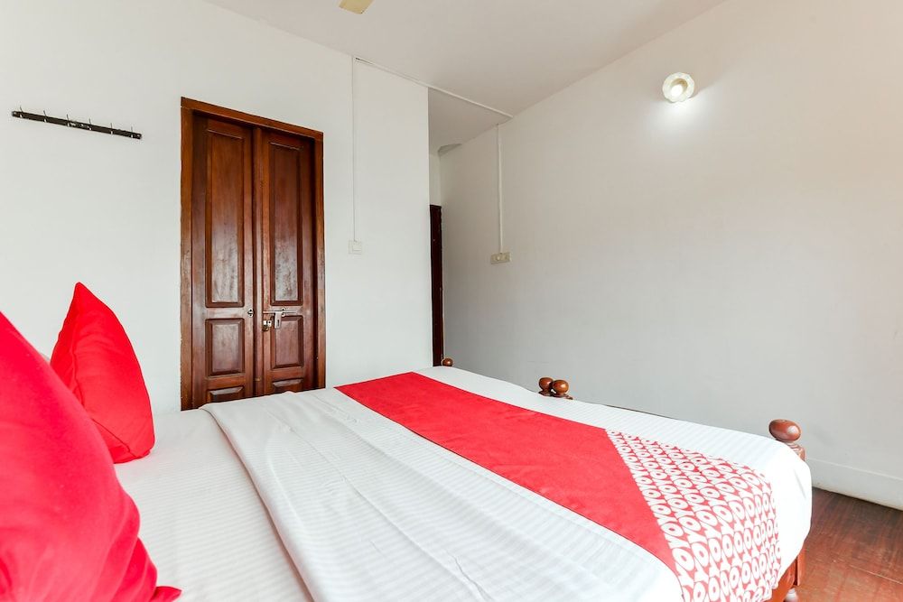 OYO 23103 Houseboat Ganga 5bhk Deluxe Deluxe Double or Twin Room, 1 King Bed 6