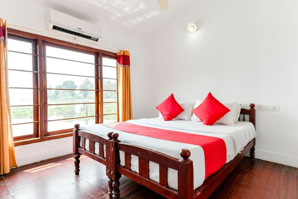 OYO 23103 Houseboat Ganga 5bhk Deluxe Deluxe Double or Twin Room, 1 King Bed 9