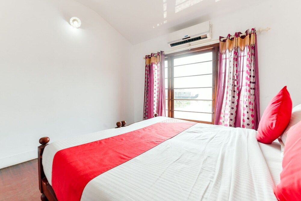 OYO 23103 Houseboat Ganga 5bhk Deluxe Deluxe Double or Twin Room, 1 King Bed 7