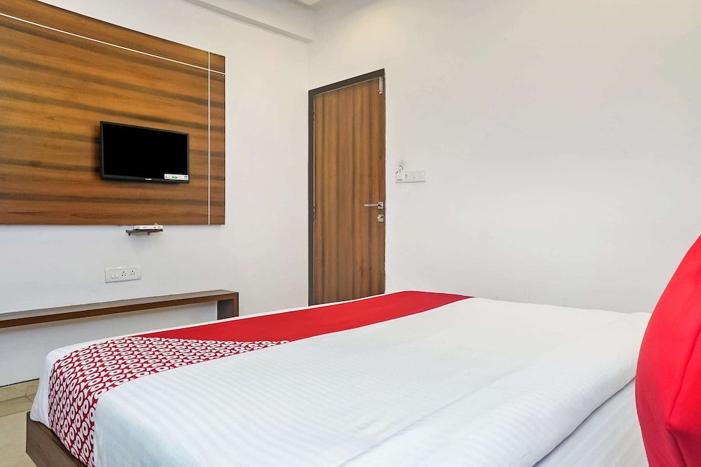 OYO Flagship 26583 Hotel Kohinoor Plaza Standard Double Room 9