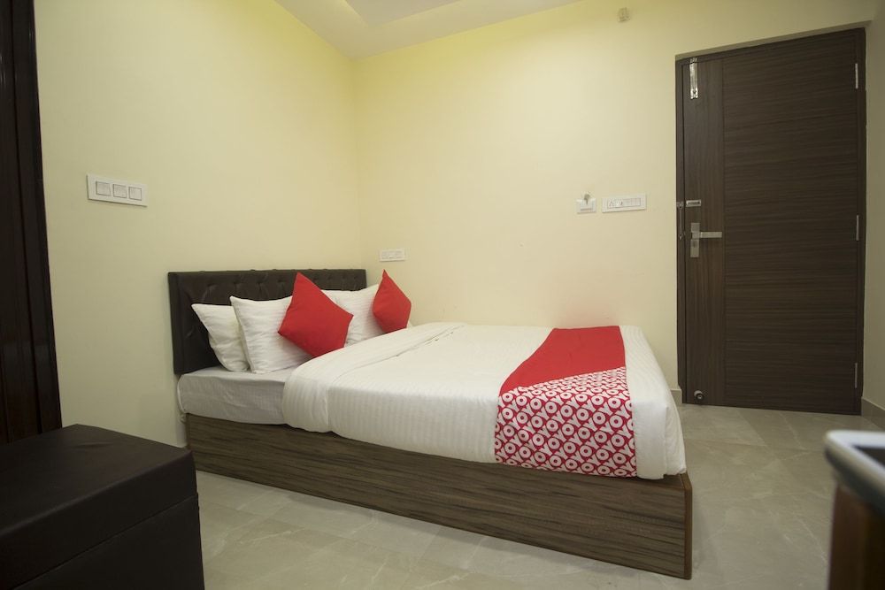 OYO 24810 Silver Crescent Double or Twin Room 14