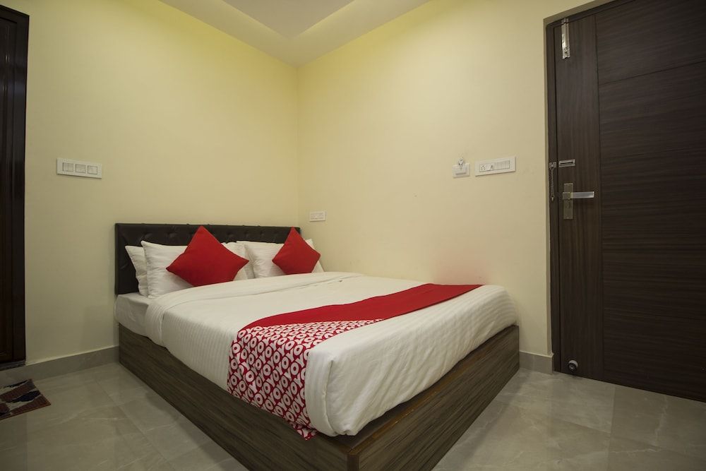 undefined OYO 24810 Silver Crescent 4