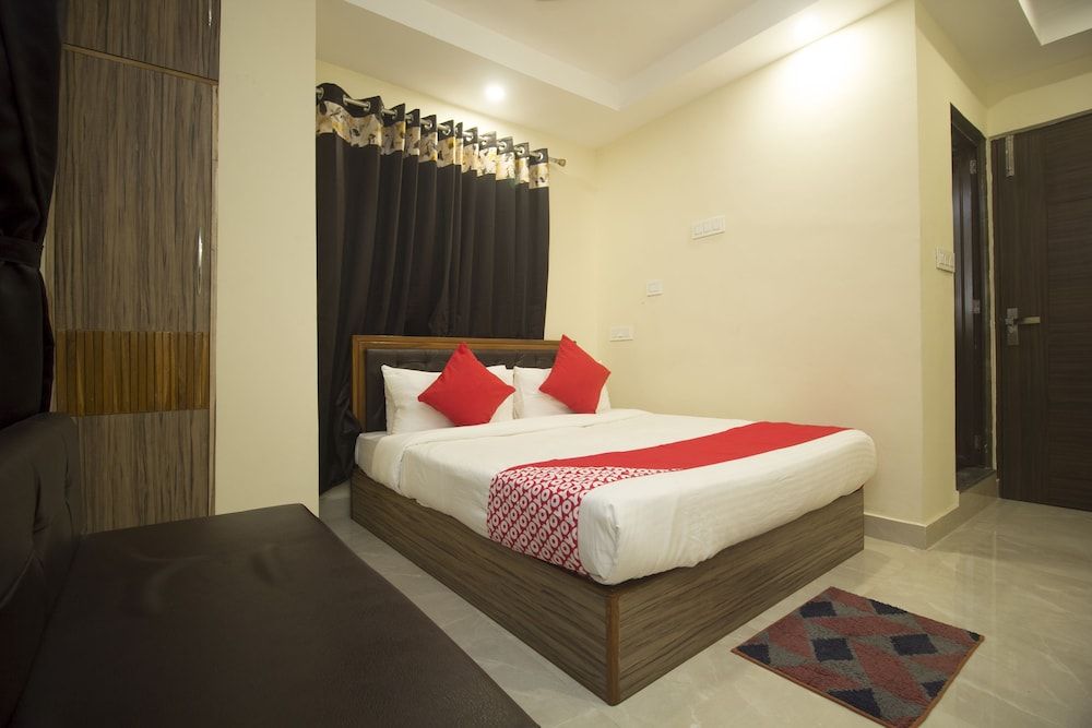 OYO 24810 Silver Crescent Double or Twin Room 13