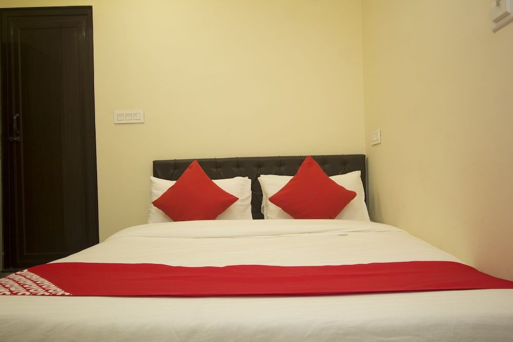 undefined OYO 24810 Silver Crescent 5