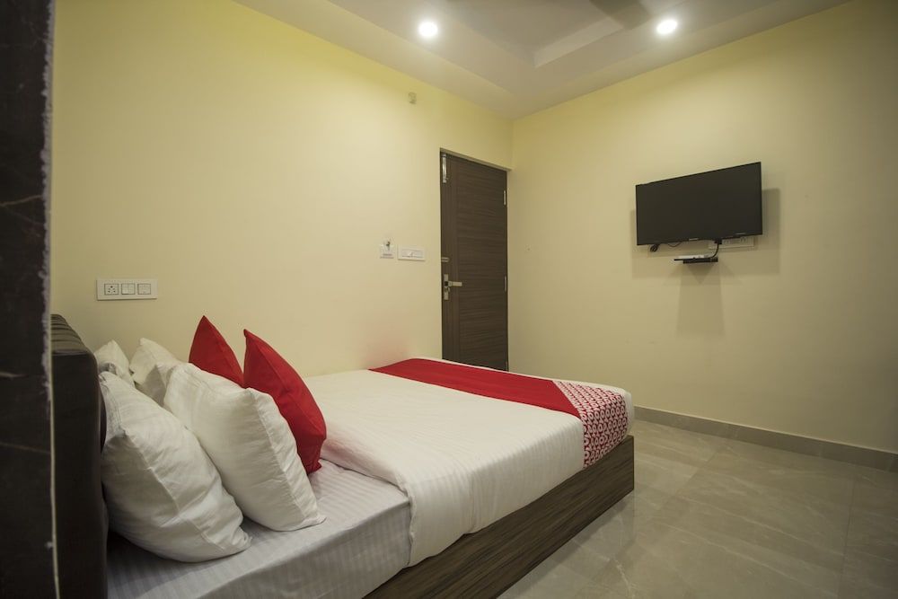 undefined OYO 24810 Silver Crescent 7