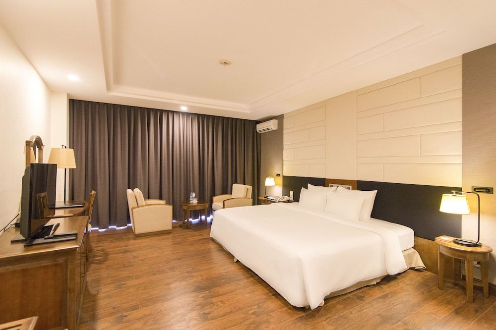 Saigon Halong Hotel Deluxe Double Room, Smoking, Sea View 2