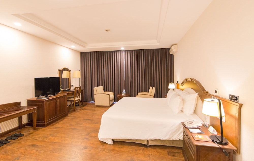 Saigon Halong Hotel Deluxe Double Room, Smoking, Sea View 4