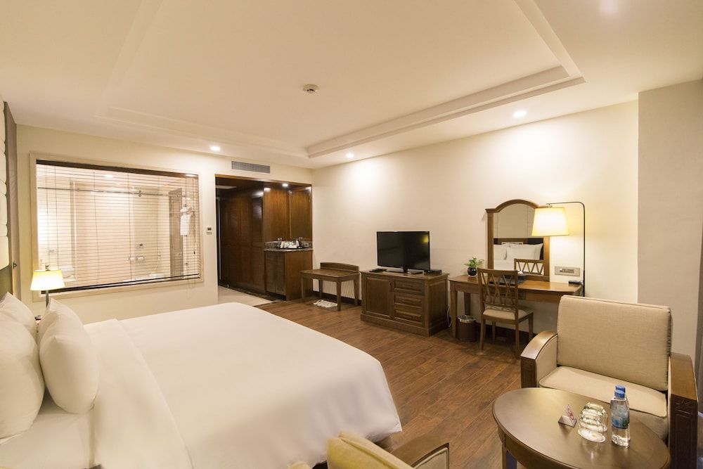 Saigon Halong Hotel Deluxe Double Room, Smoking, Sea View