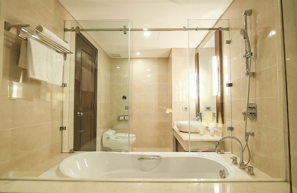 Saigon Halong Hotel Deluxe Double Room, Smoking, Sea View 5