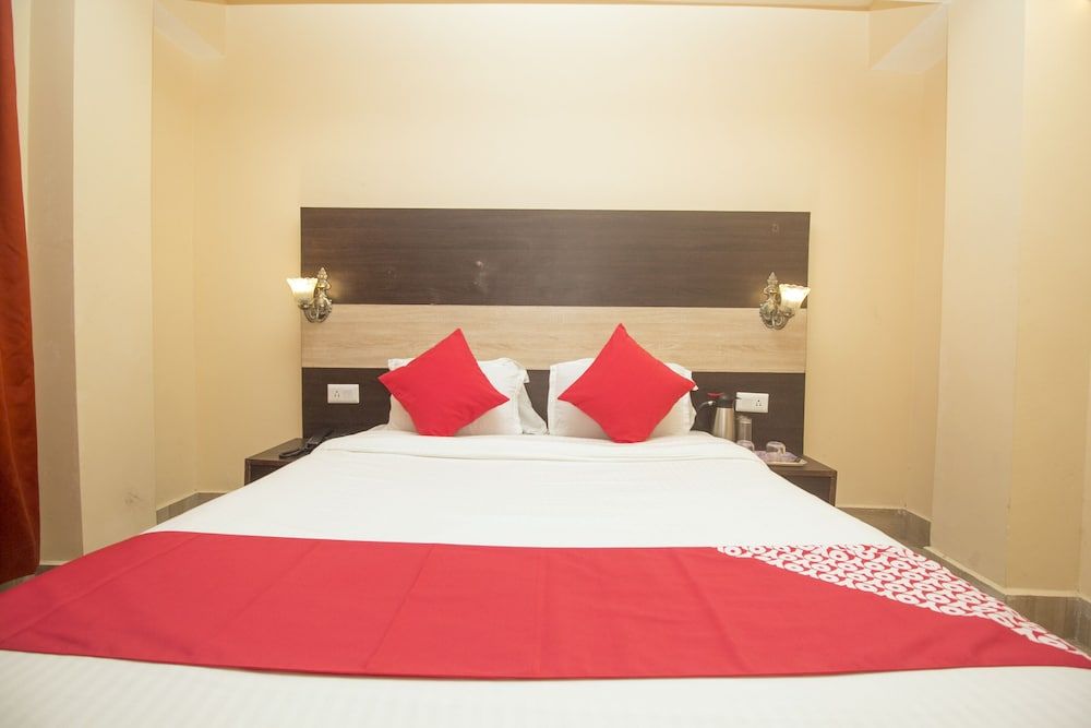 OYO 25087 Hotel Horizon Deluxe Double or Twin Room, 1 King Bed 9