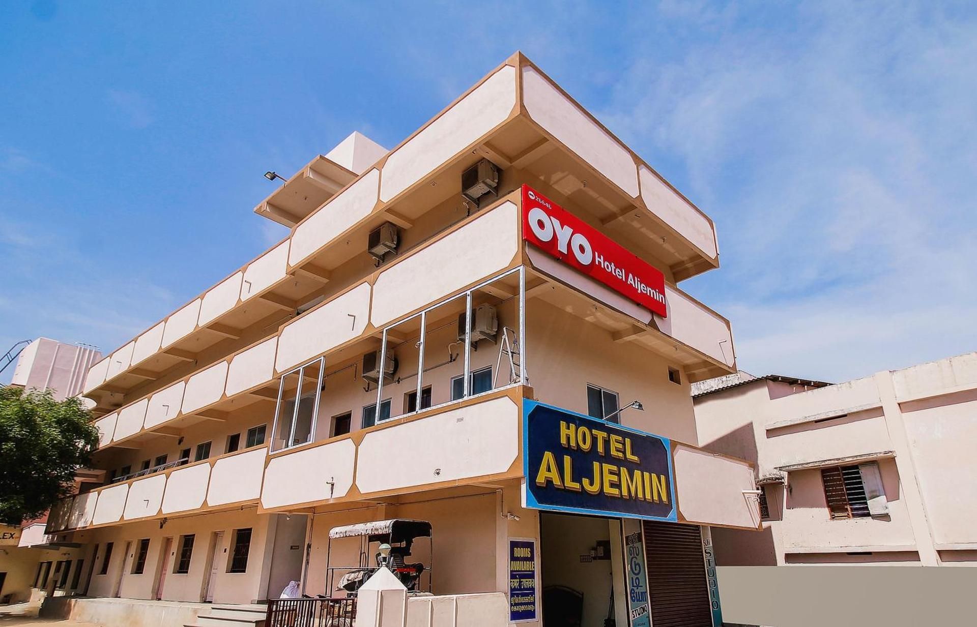 Hotel O Aljemin entrance