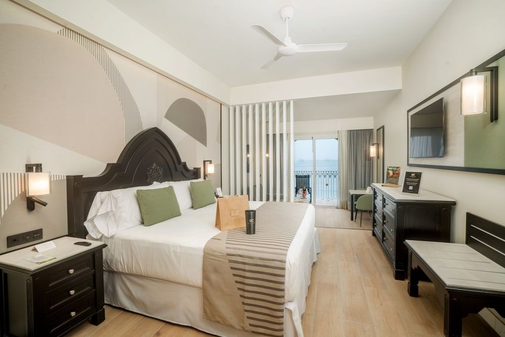 Junior Suite, Oceanfront (Elite Club B2C-CA)