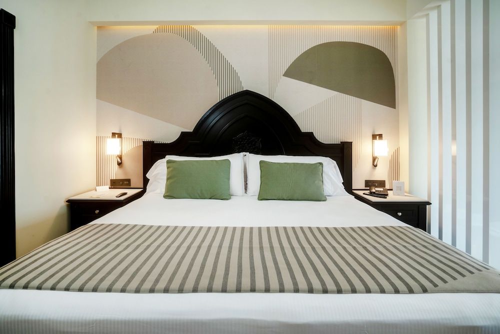 Junior Suite, 1 King Bed (M)