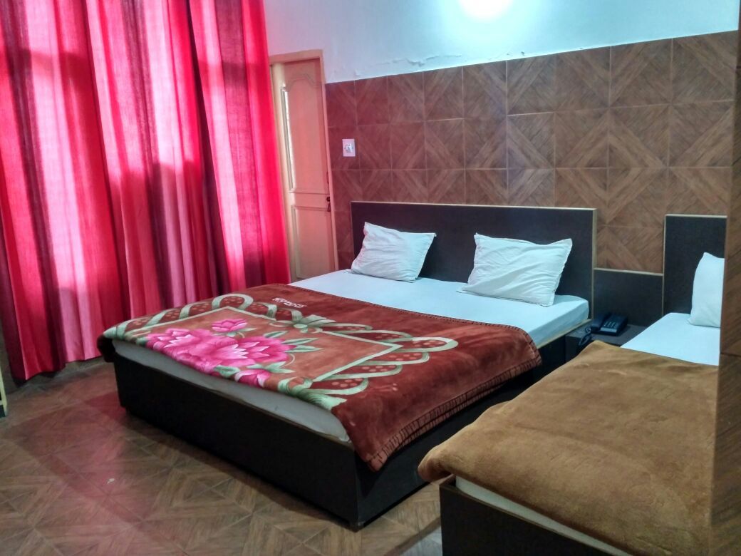 DELUXE DOUBLE BED NON AC ROOM