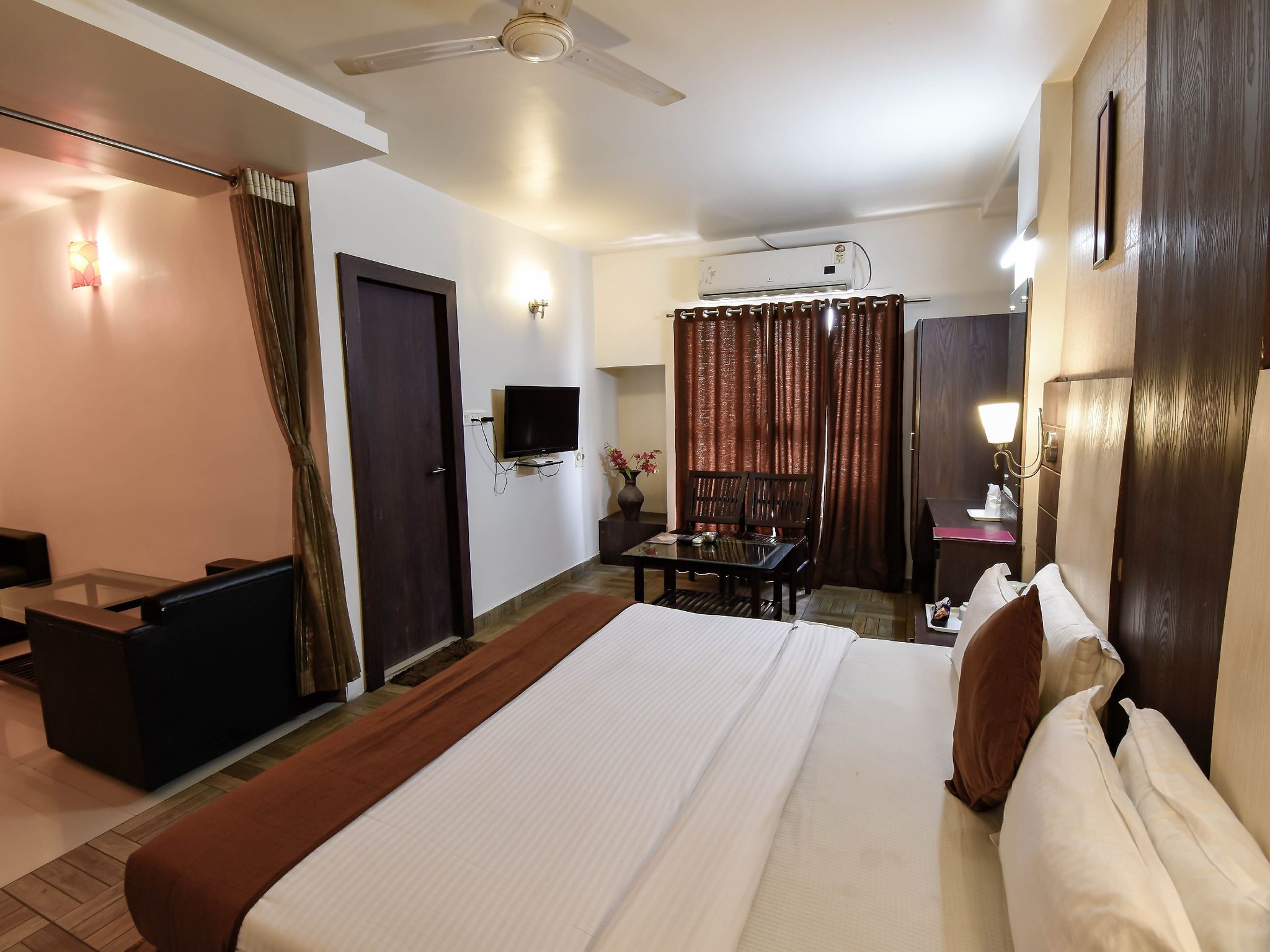 Hotel Anushree Suite Room