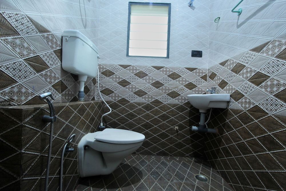 OYO 18456 Anugraha Vasantham Standard Room 16
