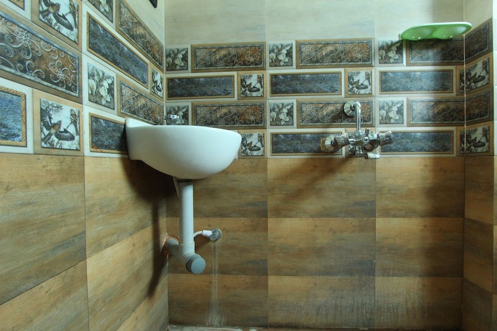 OYO 18456 Anugraha Vasantham Standard Room 17