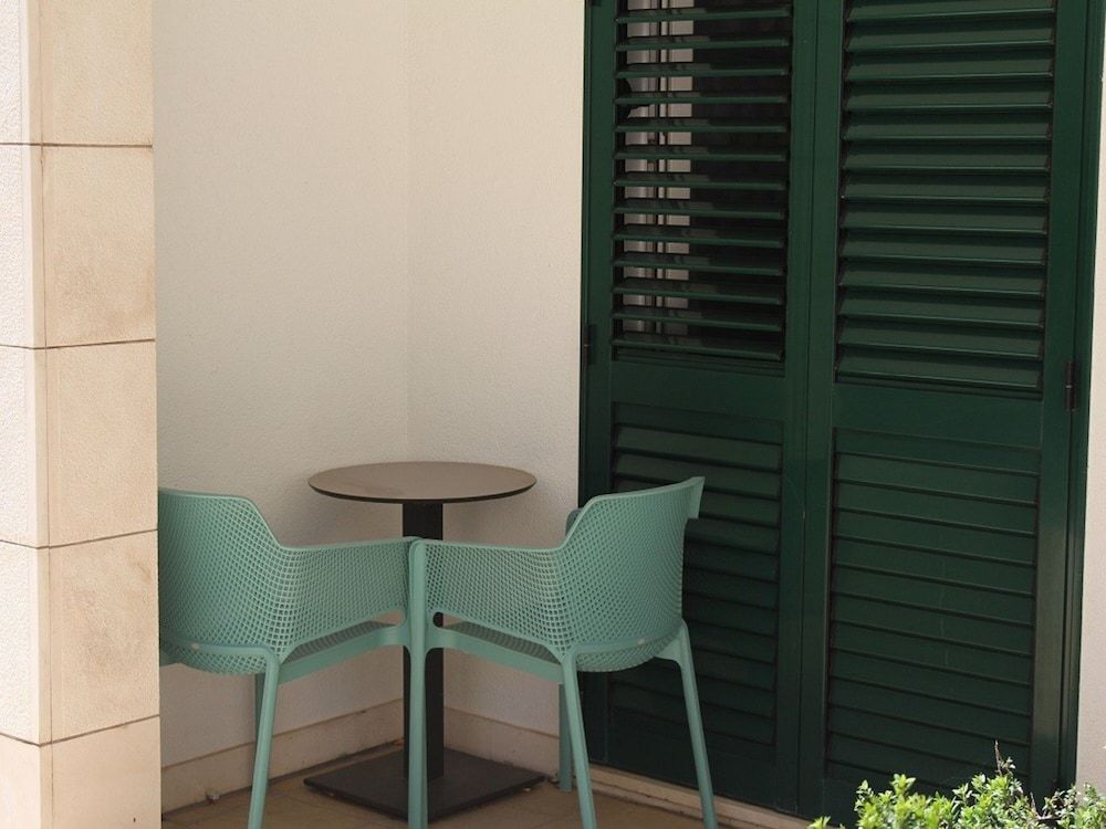 Berkeley Hotel Superior Double Room, Patio, Poolside 2