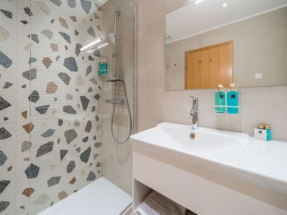 Berkeley Hotel Superior Double Room, Patio, Poolside 3