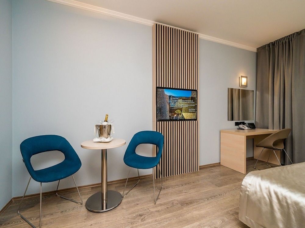 Berkeley Hotel Superior Double Room, Patio, Poolside 4