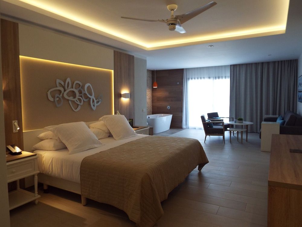 Junior Suite (Deluxe Corner)