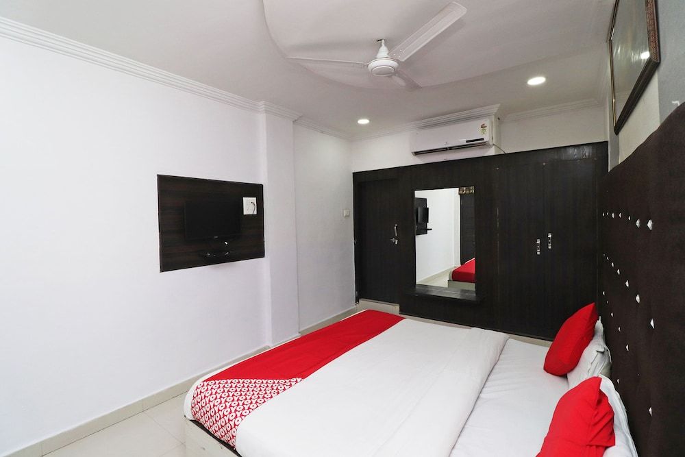 undefined OYO 43850 Hotel Mn Galaxy 9
