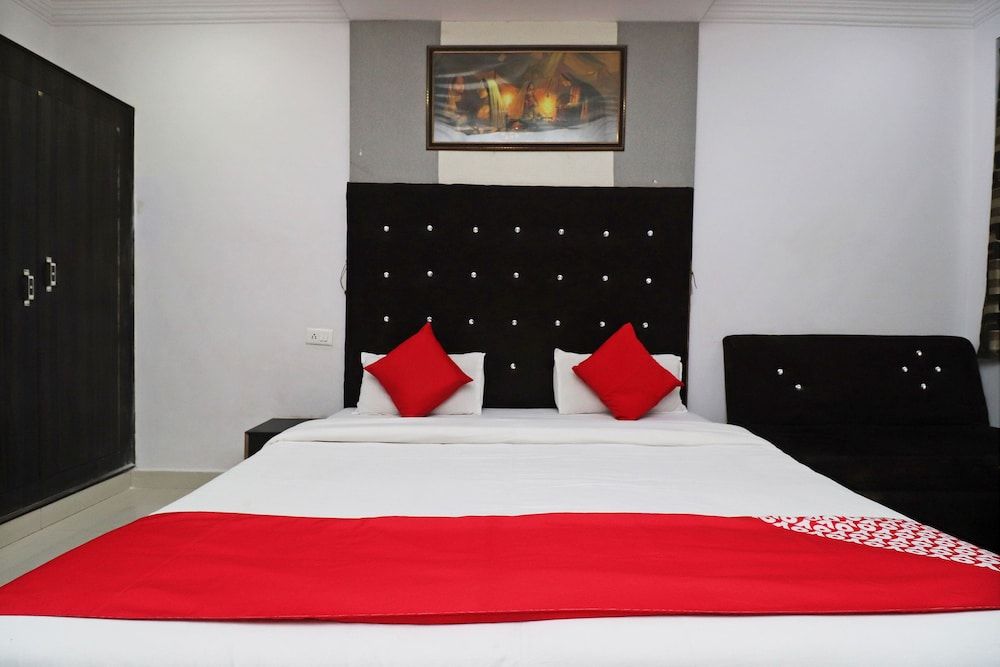 undefined OYO 43850 Hotel Mn Galaxy 5