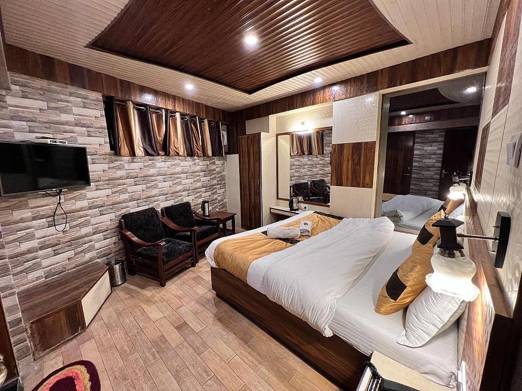 Hotel Victory Near Mall Road Deluxe Room(Without view) 7