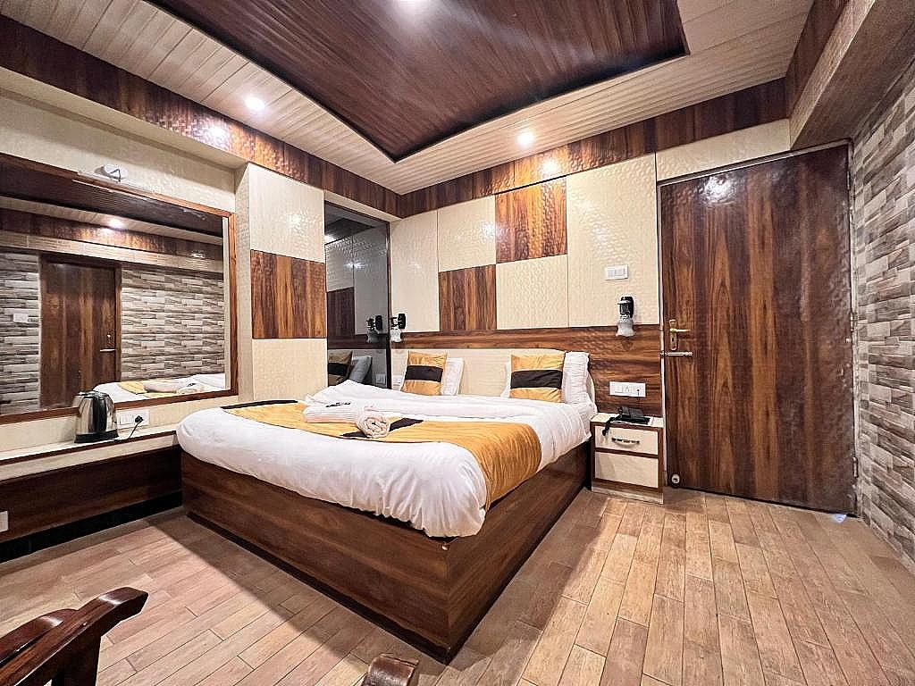 Hotel Victory Near Mall Road Deluxe Room(Without view) 5