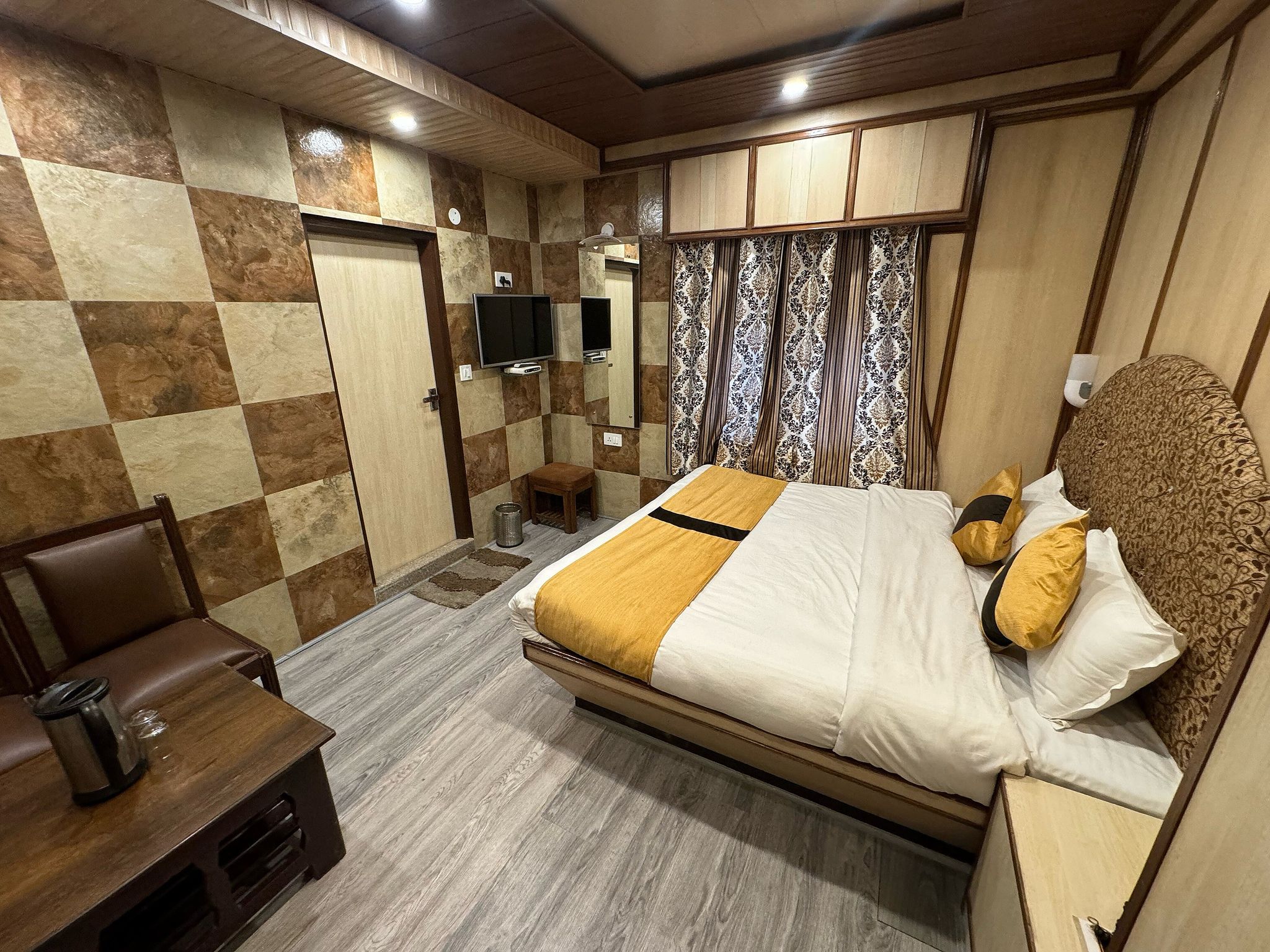 Hotel Victory Near Mall Road Deluxe Room(Without view) 4