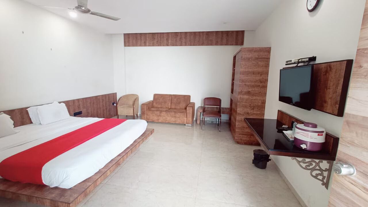 Hotel Suryakant Deluxe room 2