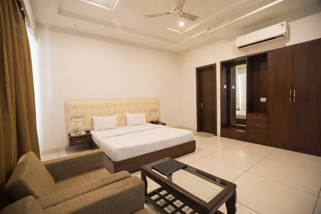 undefined IRIS Hotel & Restaurant 5