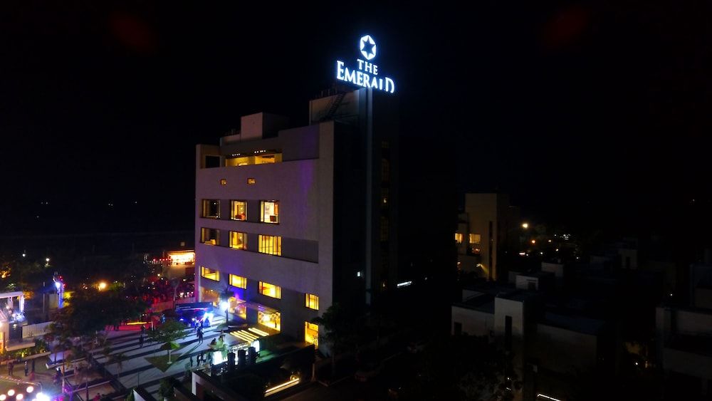 undefined The Emerald Club 9